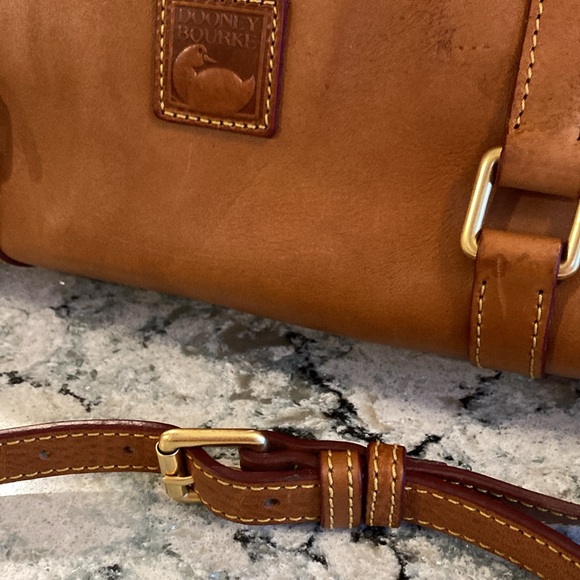 Dooney & Bourke brown leather satchel bag red lining, brass trim and zipper - Picture 4 of 16